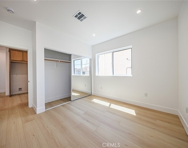 1261 S Longwood Avenue - Photo Thumbnail 24