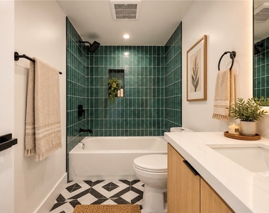 1261 S Longwood Avenue - Photo Thumbnail 4