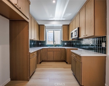 1261 S Longwood Avenue - Photo Thumbnail 19
