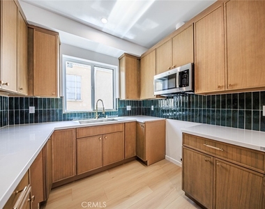 1261 S Longwood Avenue - Photo Thumbnail 22
