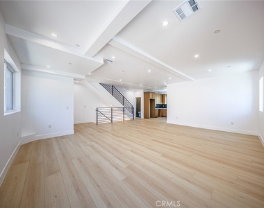 1261 S Longwood Avenue - Photo Thumbnail 16
