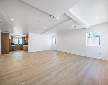 1261 S Longwood Avenue - Photo Thumbnail 15