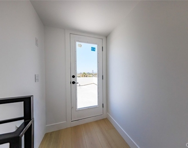 1261 S Longwood Avenue - Photo Thumbnail 44
