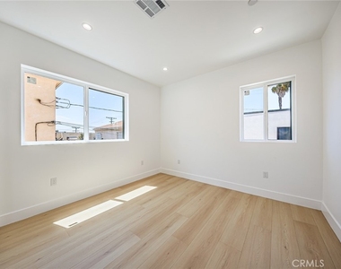 1261 S Longwood Avenue - Photo Thumbnail 23