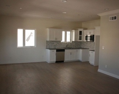 4870 St. Elmo Street - Photo Thumbnail 4