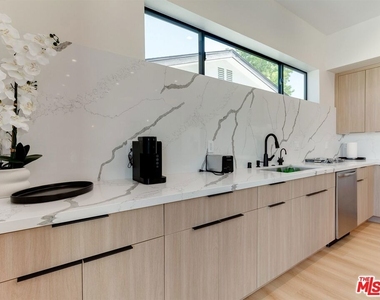 5929 Hesperia Avenue - Photo Thumbnail 12