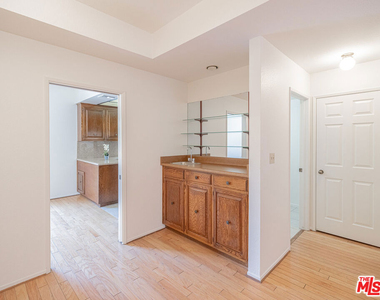 1246 E Lexington Drive - Photo Thumbnail 3
