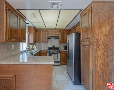 1246 E Lexington Drive - Photo Thumbnail 9