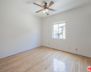 1246 E Lexington Drive - Photo Thumbnail 7