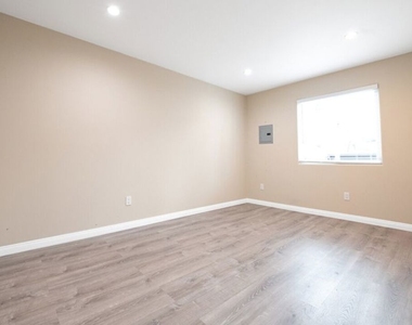 2742 S Rimpau Boulevard - Photo Thumbnail 4