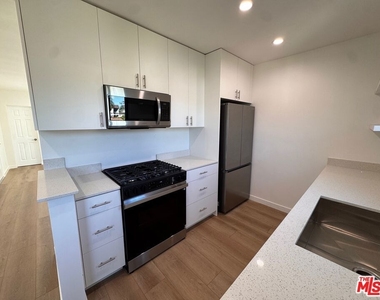 3235 Andrita Street - Photo Thumbnail 6