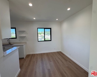 3235 Andrita Street - Photo Thumbnail 11