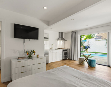 327 N Edinburgh Avenue - Photo Thumbnail 14