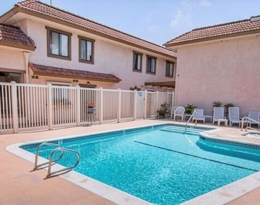 4365 Mclaughlin Avenue - Photo Thumbnail 3