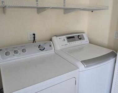 1748 Colby Avenue - Photo Thumbnail 12