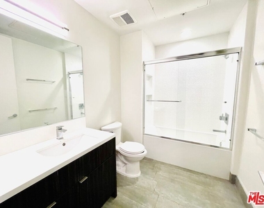 1122 Gayley Avenue - Photo Thumbnail 9