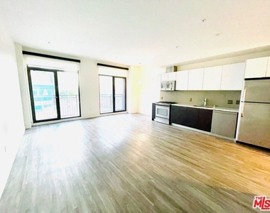 1122 Gayley Avenue - Photo Thumbnail 2