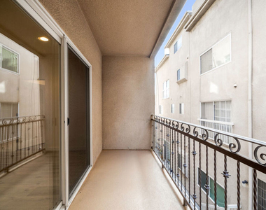 2335 S Bentley Avenue - Photo Thumbnail 16