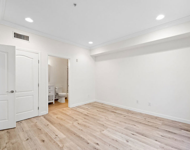 2335 S Bentley Avenue - Photo Thumbnail 12