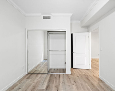 2335 S Bentley Avenue - Photo Thumbnail 8