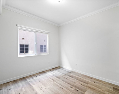 2335 S Bentley Avenue - Photo Thumbnail 7