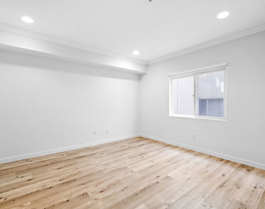 2335 S Bentley Avenue - Photo Thumbnail 11