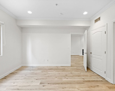 2335 S Bentley Avenue - Photo Thumbnail 13