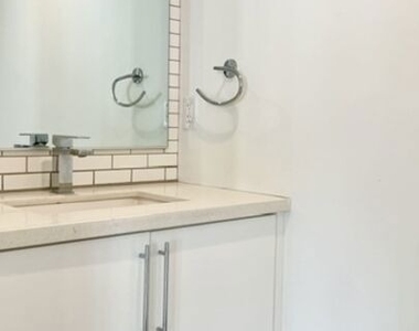 5230 Satsuma Avenue - Photo Thumbnail 9