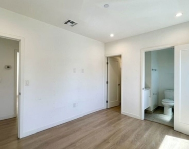 5230 Satsuma Avenue - Photo Thumbnail 14