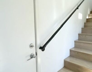 5230 Satsuma Avenue - Photo Thumbnail 4