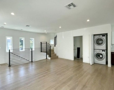 5230 Satsuma Avenue - Photo Thumbnail 6