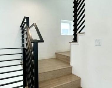 5230 Satsuma Avenue - Photo Thumbnail 10