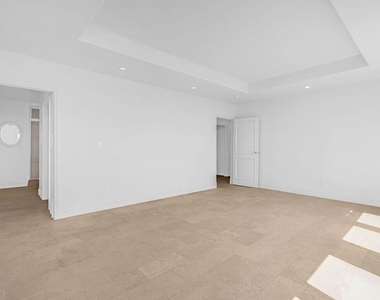 16910 W Sunset Boulevard - Photo Thumbnail 17