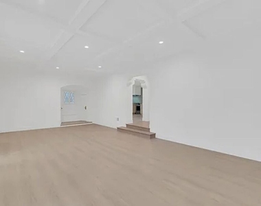 6446 W 6th Street - Photo Thumbnail 3