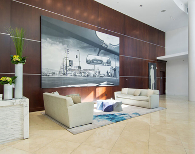 13700 Marina Pointe Drive - Photo Thumbnail 10