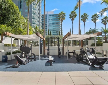 13700 Marina Pointe Drive - Photo Thumbnail 31