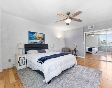 540 Kelton Avenue - Photo Thumbnail 8