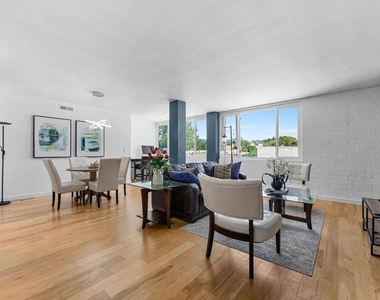 540 Kelton Avenue - Photo Thumbnail 2