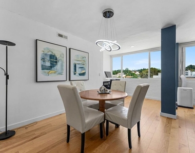540 Kelton Avenue - Photo Thumbnail 6