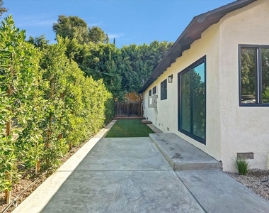 22457 Clarendon St - Photo Thumbnail 21