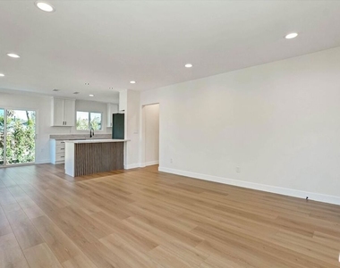 22457 Clarendon St - Photo Thumbnail 7
