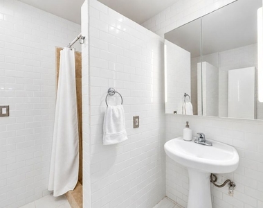 1250 N Kings Road - Photo Thumbnail 5
