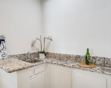 430 N Maple Drive - Photo Thumbnail 3