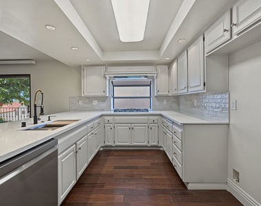 6622 Ocean Crest Drive - Photo Thumbnail 9