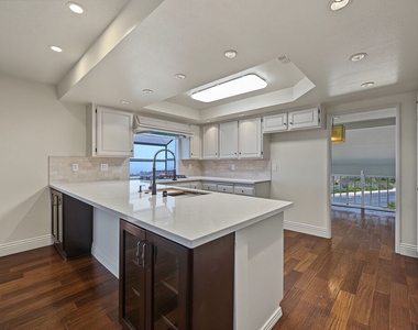 6622 Ocean Crest Drive - Photo Thumbnail 10