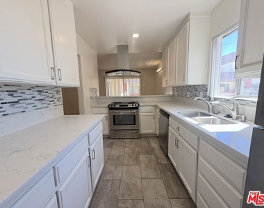 5651 Sumner Way - Photo Thumbnail 10