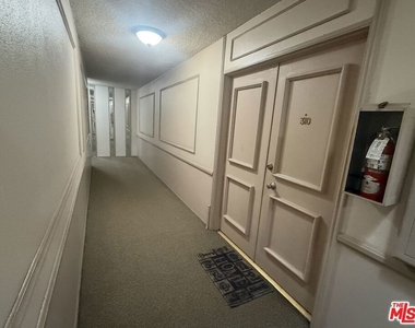 5651 Sumner Way - Photo Thumbnail 2