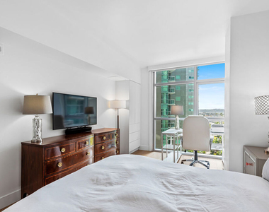 13700 Marina Pointe Drive - Photo Thumbnail 14