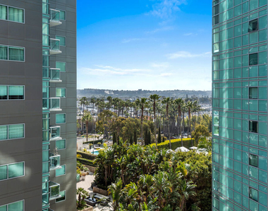 13700 Marina Pointe Drive - Photo Thumbnail 8