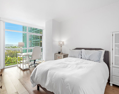 13700 Marina Pointe Drive - Photo Thumbnail 13